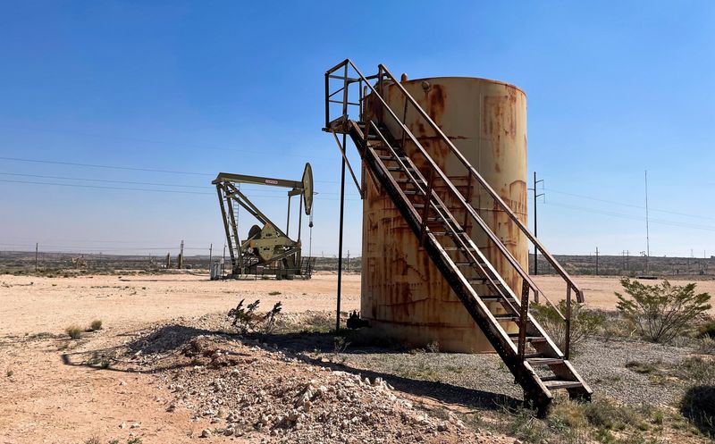 © Reuters. FILE PHOTO: An oil tank and an oil pumpjack are pictured in the Permian basin, Loco Hills regions, New Mexico, U.S., April 6, 2023. REUTERS/Liz Hampton
