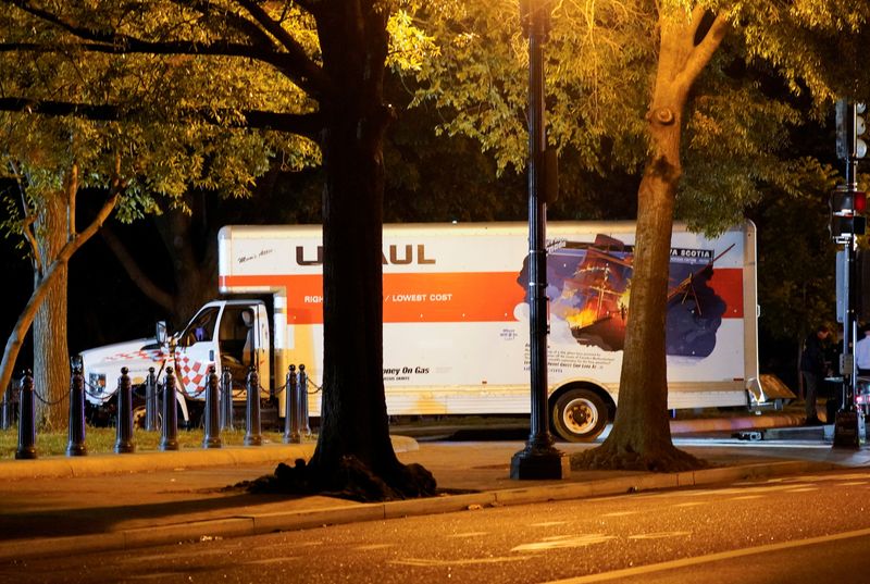 &copy; Reuters. مشهد شاحنة مستأجرة اصطدمت بالحواجز الأمنية في ساحة لافاييت المجاورة لأرض البيت الأبيض في واشنطن يوم الثلاثاء. تصوير: نيثان هاوارد – رويترز.