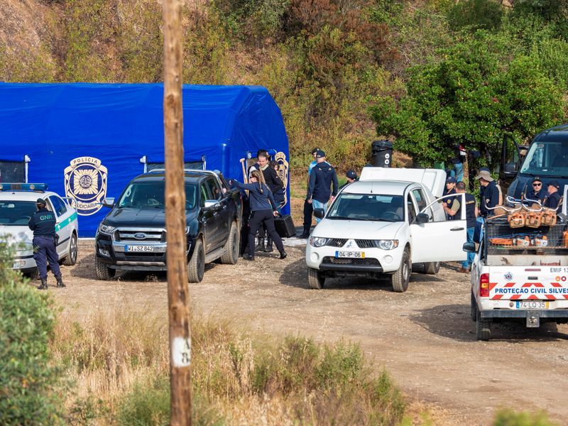 &copy; Reuters. Policiais fazem buscas por restos mortais de Madeleine McCann, em Silves, Portugal
23/05/2023
REUTERS/Luis Ferreira