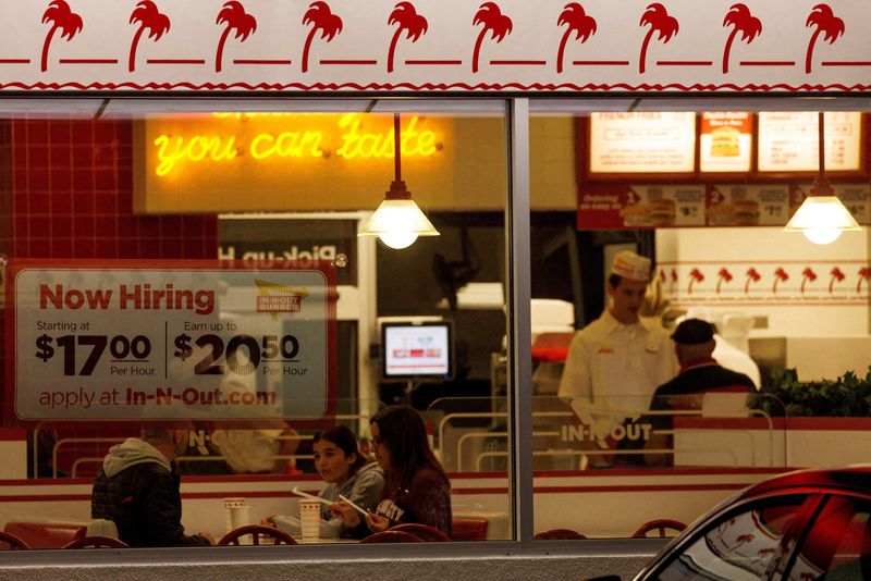 &copy; Reuters. FOTO DE ARCHIVO: Un cartel de " Ahora se contrata" se muestra en la ventana de un restaurante de comida rápida IN-N-OUT en Encinitas, California, Estados Unidos. 9 de mayo de 2022. REUTERS/Mike Blake/