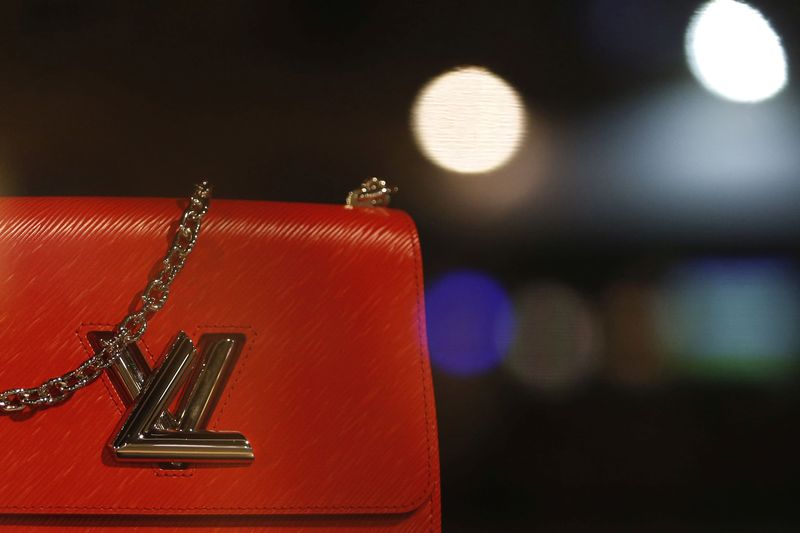 &copy; Reuters. Le logo de Louis Vuitton sur un sac à main dans un magasin à Bordeaux. /Photo d'archives/REUTERS/Regis Duvignau  
