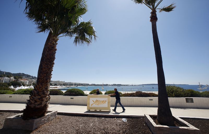 © Reuters. FILE PHOTO: The 76th Cannes Film Festival - Cannes, France, May 15, 2023. Workers push a desk with a Palme d'Or symbol on the Croisette near the Festival Palace as preparations continue on the eve of the opening ceremony of the film festival. REUTERS/Eric Gaillard