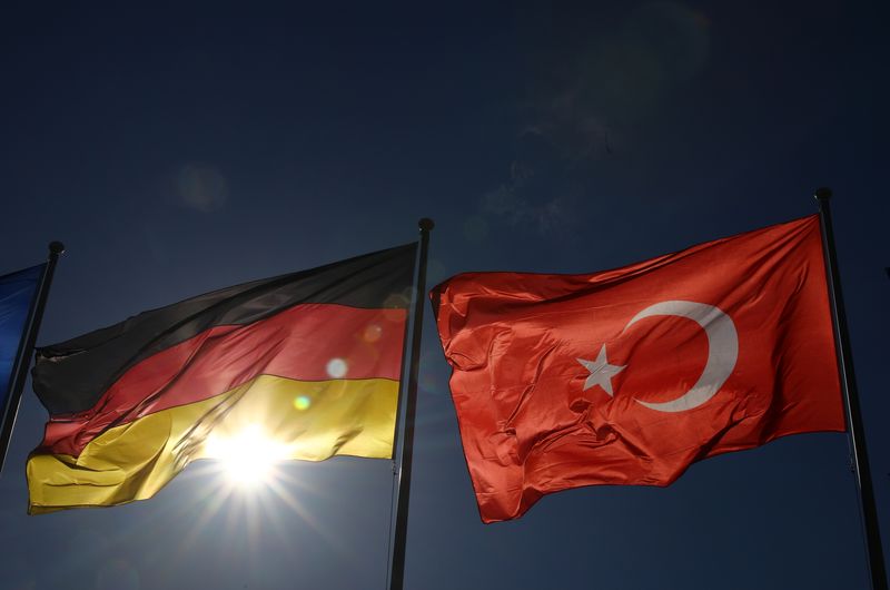 &copy; Reuters. علما تركيا وألمانيا يرفرفان في المطار ببرلين. صورة من أرشيف رويترز.
