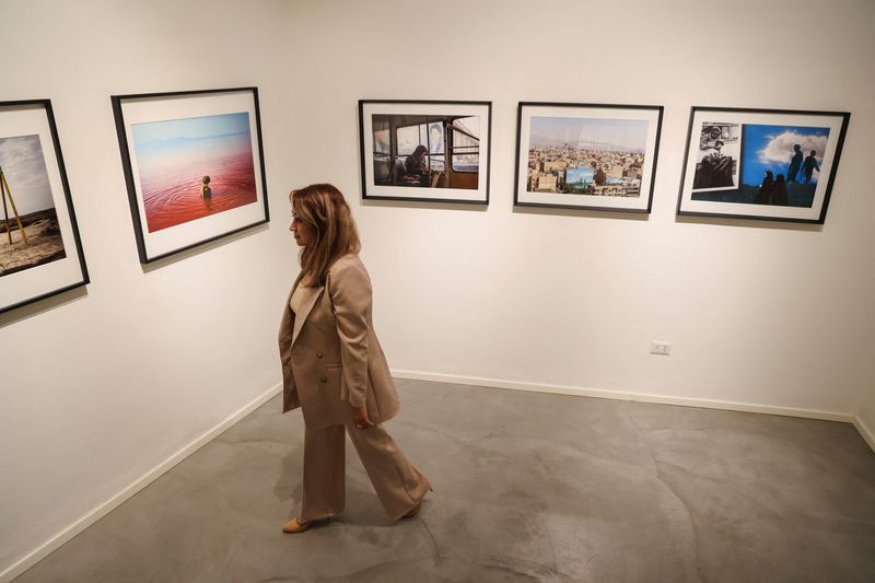 &copy; Reuters. Fotógrafa Farnaz Damnabi caminha por sua exposição na 29 Arts In Progress Gallery, em Milão, Itália
22/05/2023
REUTERS/Claudia Greco