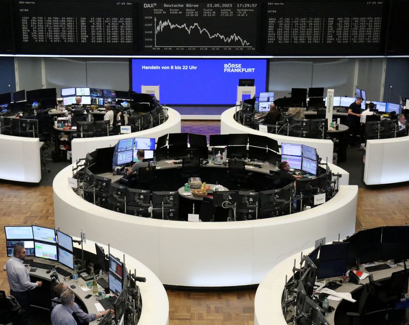 &copy; Reuters. شاشة تعرض بيانات الأسهم الألمانية في بورصة فرانكفورت يوم الثلاثاء. تصوير: رويترز.
