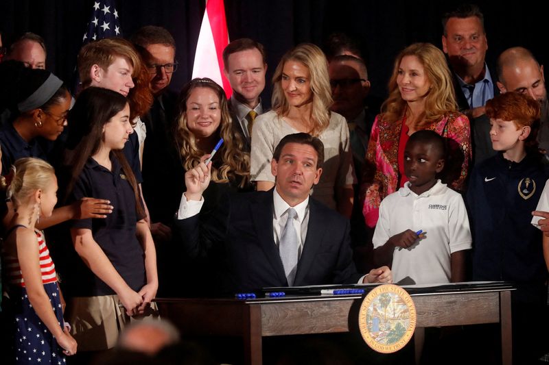 © Reuters. Florida Governor Ron DeSantis holds up his pen while signing five state house bills into law after giving a press conference at Cambridge Christian School in Tampa, Florida, U.S. May 17, 2023.  REUTERS/Octavio Jones/File Photo