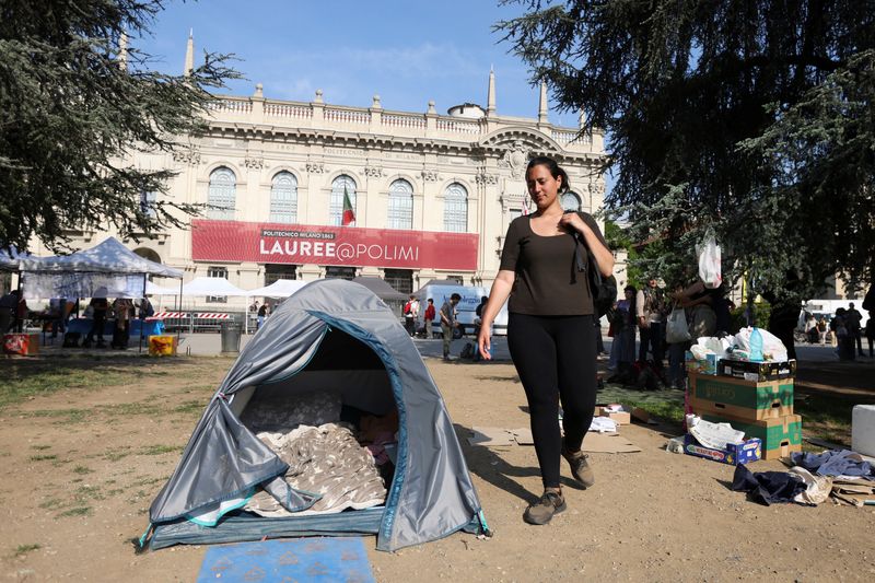 © Reuters. Ilaria Lamera, 23, student who has decided to live in a tent in front of the Milan Politecnico University as a protest against the high price of rents, walks next to her tent in Milan, Italy, May 5, 2023. REUTERS/Claudia Greco