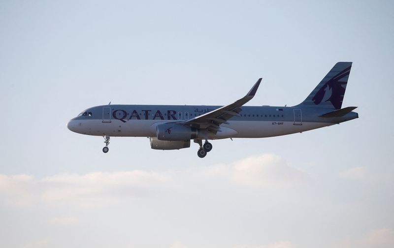&copy; Reuters. Foto de archivo de un avión de Qatar Airways antes de aterrizar en Kiev