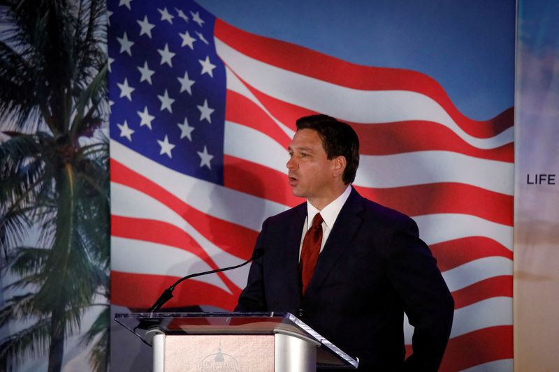 &copy; Reuters. FILE PHOTO: Florida Governor Ron DeSantis speaks during the Florida Family Policy Council Annual Dinner Gala, in Orlando, Florida, U.S., May 20, 2023. REUTERS/Marco Bello