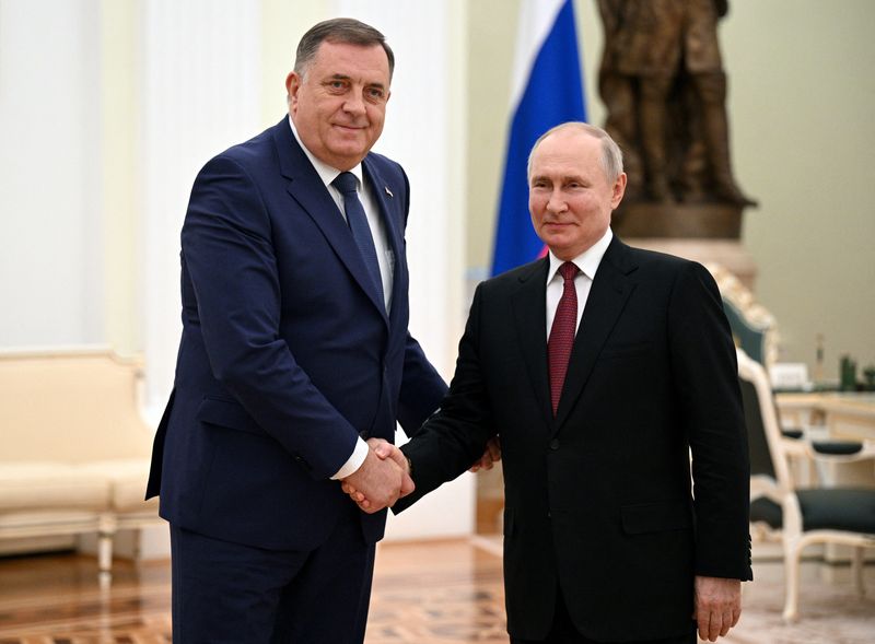 &copy; Reuters. FILE PHOTO: Russian President Vladimir Putin shakes hands with Bosnian Serb leader Milorad Dodik during a meeting in Moscow, Russia, May 23, 2023. Sputnik/Alexey Filippov/Pool via REUTERS 