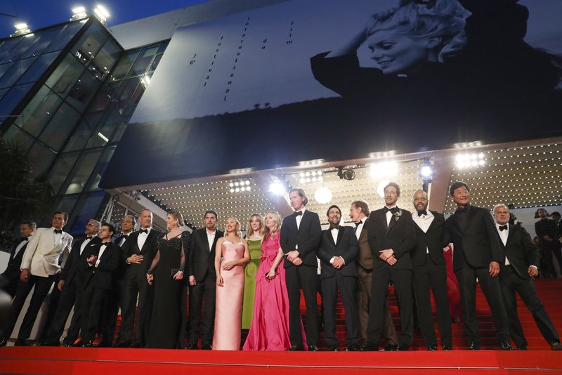 &copy; Reuters. Rita Wilson, o diretor Wes Anderson e os membros do elenco Rupert Friend, Jake Ryan, Tom Hanks, Damien Bonnard, Scarlett Johansson, Maya Hawke, Hope Davis, Jason Schwartzman, Bryan Cranston, Adrien Brody, Jeffrey Wright e Steve Park de saída após a exib