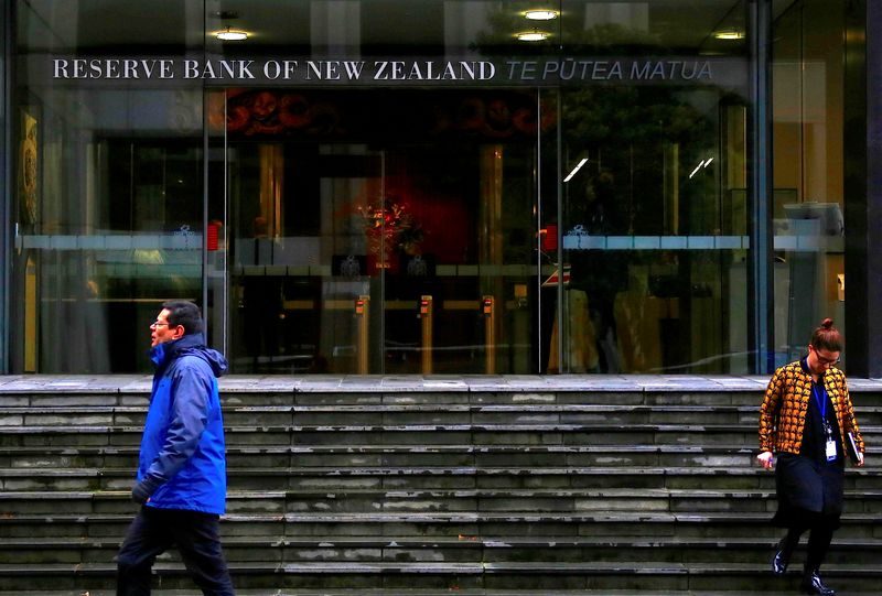 &copy; Reuters. FILE PHOTO: Pedestrians walk near the main entrance to the Reserve Bank of New Zealand located in central Wellington, New Zealand, July 3, 2017. Picture taken July 3, 2017.   REUTERS/David Gray