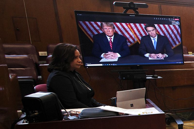 © Reuters. Former U.S. President Donald Trump appears by video conferencing before Justice Juan Merchan during a hearing regarding the criminal case against him over a hush money payment to porn star Stormy Daniels, in Manhattan state court in New York City, U.S. May 23, 2023. Curtis Means/Pool via REUTERS