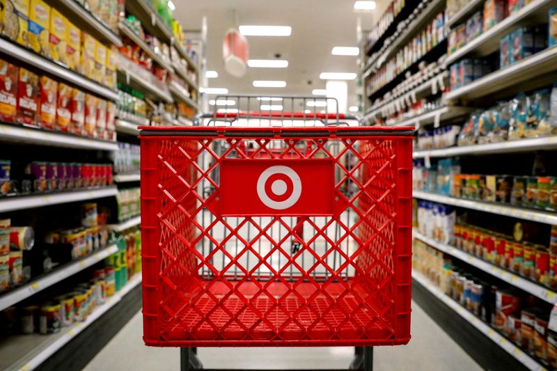 © Reuters. FILE PHOTO: A shopping cart is seen in a Target  store in the Brooklyn borough of New York, U.S., November 14, 2017. REUTERS/Brendan McDermid