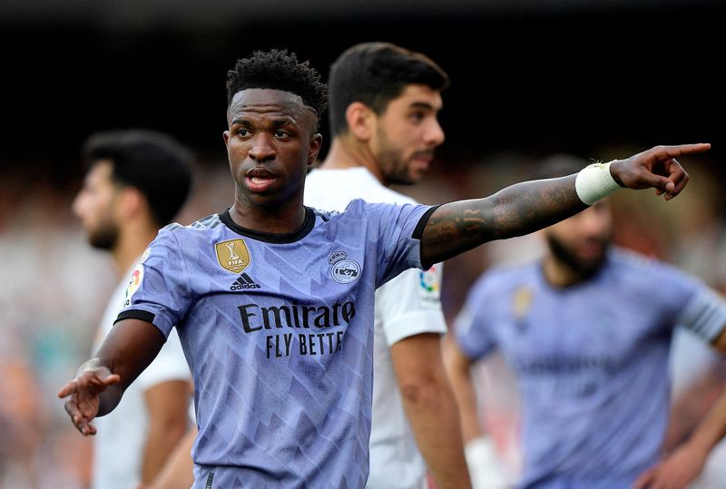 &copy; Reuters. Vinicius Junior, do Real Madrid, gesticula em direção a torcedor
21/05/2023
REUTERS/Pablo Morano