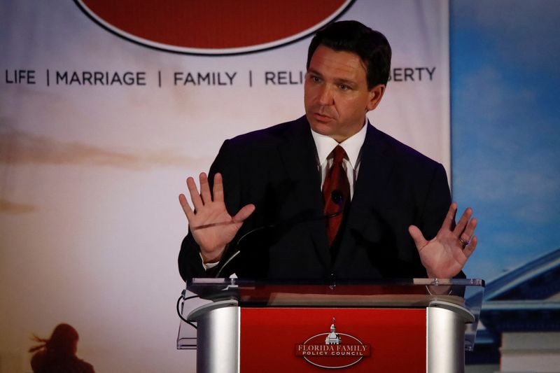 © Reuters. Florida Governor Ron DeSantis gestures as he speaks during the Florida Family Policy Council Annual Dinner Gala, in Orlando, Florida, U.S., May 20, 2023. REUTERS/Marco Bello