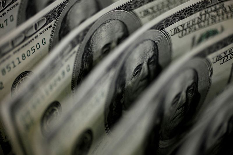 &copy; Reuters. صورة توضيحية لأوراق مالية للدولار الأمريكي التقطت في طوكيو. صورة من أرشيف رويترز.