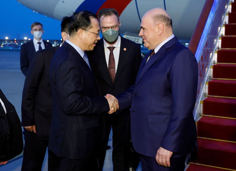 &copy; Reuters. Russian Prime Minister Mikhail Mishustin shakes hands with Chinese Vice Foreign Minister Ma Zhaoxu upon his arrival in Beijing, China, May 23, 2023. Sputnik/Dmitry Astakhov/Pool via REUTERS