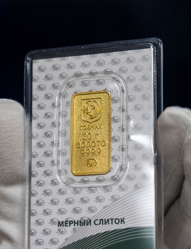 &copy; Reuters. موظف يعرض سبيكة من الذهب وزن 20 جراما بأحد فروع شركة جوزناك الروسية في موسكو يوم 22 مايو أيار 2023. تصوير: ماكسيم شيميتوف - رويترز.