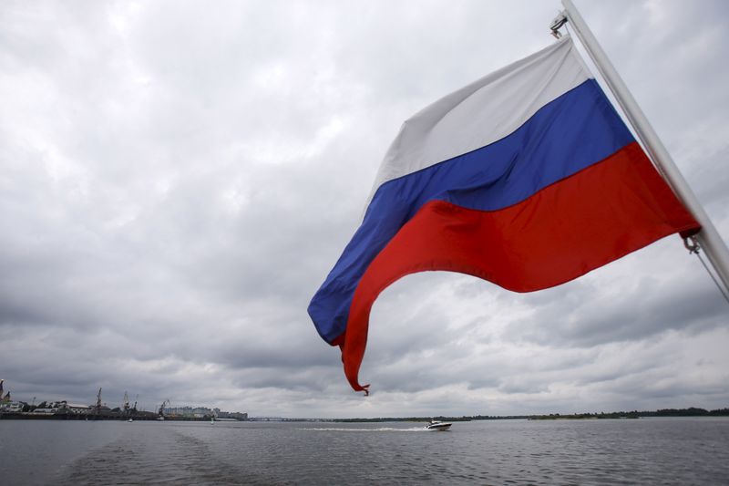 &copy; Reuters. 　５月２４日、ロシア国営タス通信は、ロシア海軍の最新型原子力弾道ミサイル潜水艦が８月に極東カムチャッカ半島の常設基地に移動すると伝えた。写真はロシアの旗。ロシアのニジニ・