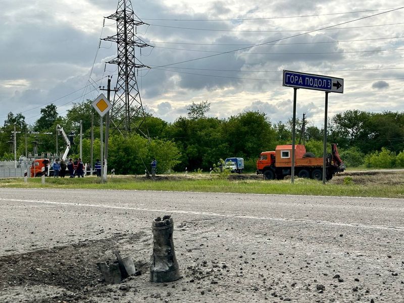 &copy; Reuters. A view shows an abandoned armoured vehicle, after anti-terrorism measures introduced for the reason of a cross-border incursion from Ukraine were lifted, in what was said to be a settlement in the Belgorod region, in this handout image released May 23, 20