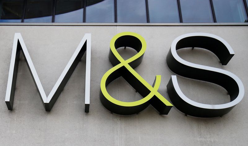 &copy; Reuters. Photo d'archives: Le logo de Marks and Spencer (M&S) à l'extérieur d'un magasin dans le Cheshire, en Grande-Bretagne. /Photo prise le 18 août 2020/REUTERS/Jason Cairnduff 