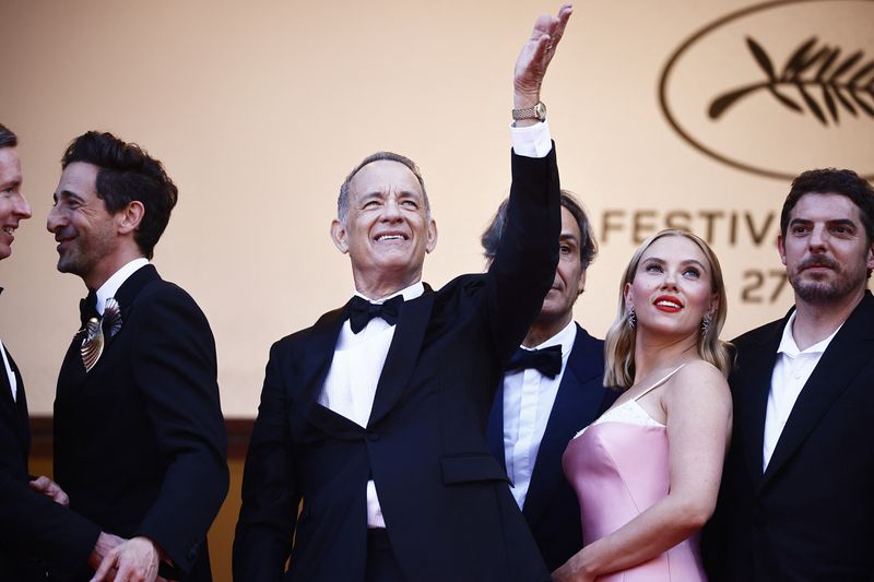 &copy; Reuters. 76º Festival de Cannes - Proyección de la película "Asteroid City" en competición - Llegada a la alfombra roja - Cannes, Francia. 23 de mayo de 2023. El actor Tom Hanks saluda junto a Scarlett Johansson y Adrien Brody. REUTERS/Yara Nardi