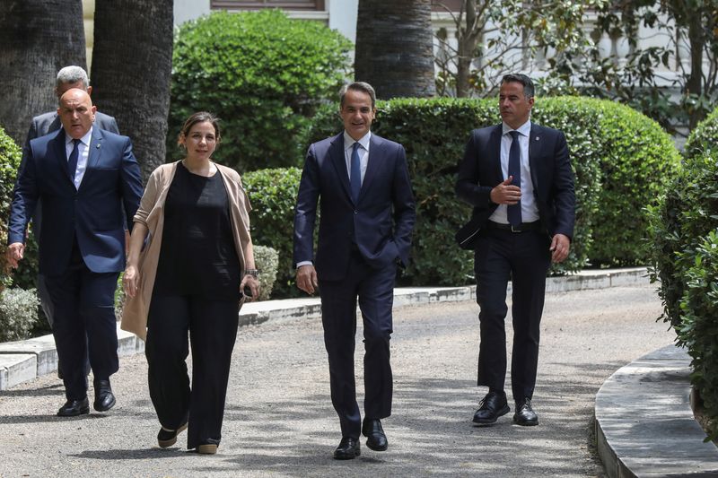 &copy; Reuters. Greek Prime Minister Kyriakos Mitsotakis walks at the Presidential Palace, at a meeting with Greek President Katerina Sakellaropoulou, to receive an official mandate to try to form a coalition government after the general election, in Athens, Greece, May 