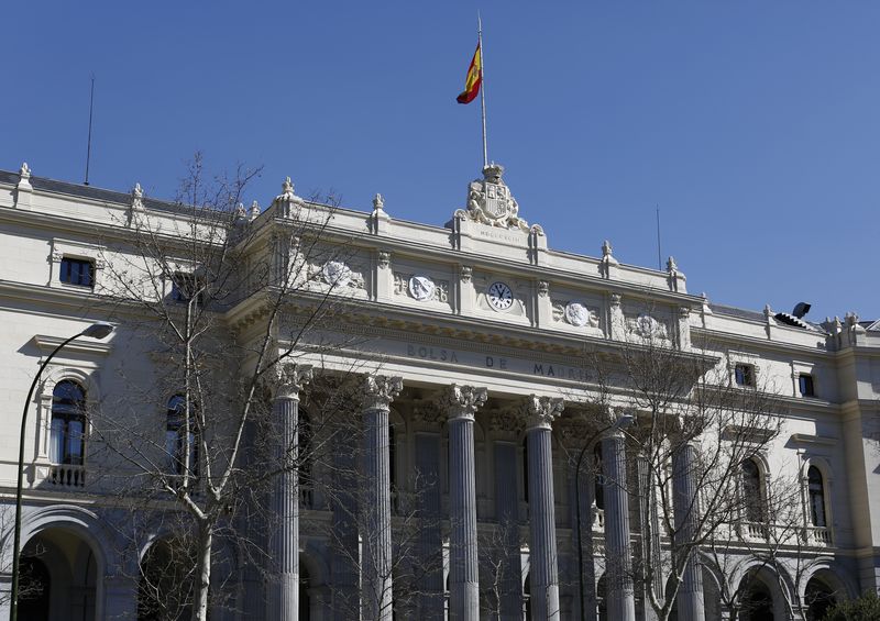 &copy; Reuters. FOTO DE ARCHIVO. El exterior de la Bolsa de Madrid, España