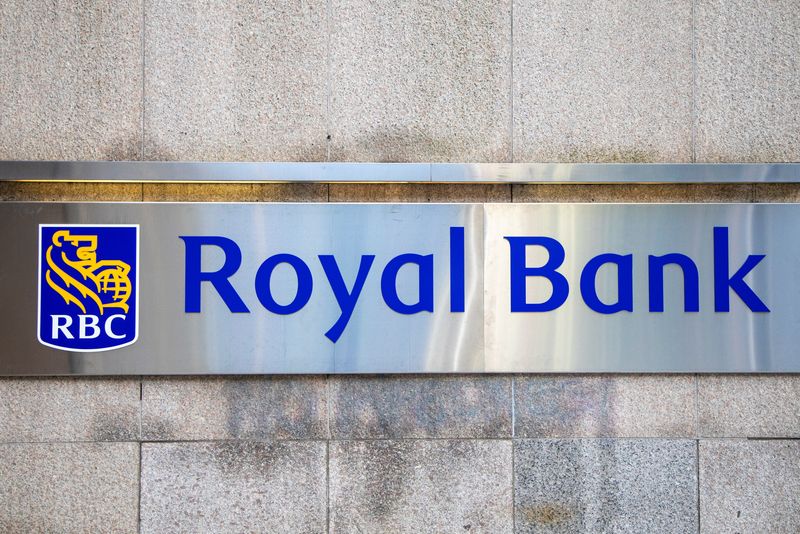 &copy; Reuters. Un panneau de la Banque Royale du Canada à Toronto, au Canada. /Photo prise le 13 décembre 2021/REUTERS/Carlos Osorio