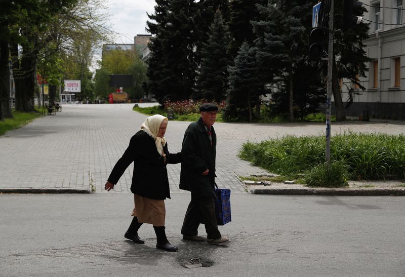 &copy; Reuters. FILE PHOTO: Elderly people walk in the city centre after a 58-hour curfew, amid Russia's attack on Ukraine, in Kherson, Ukraine May 8, 2023. REUTERS/Bernadett Szabo/File Photo