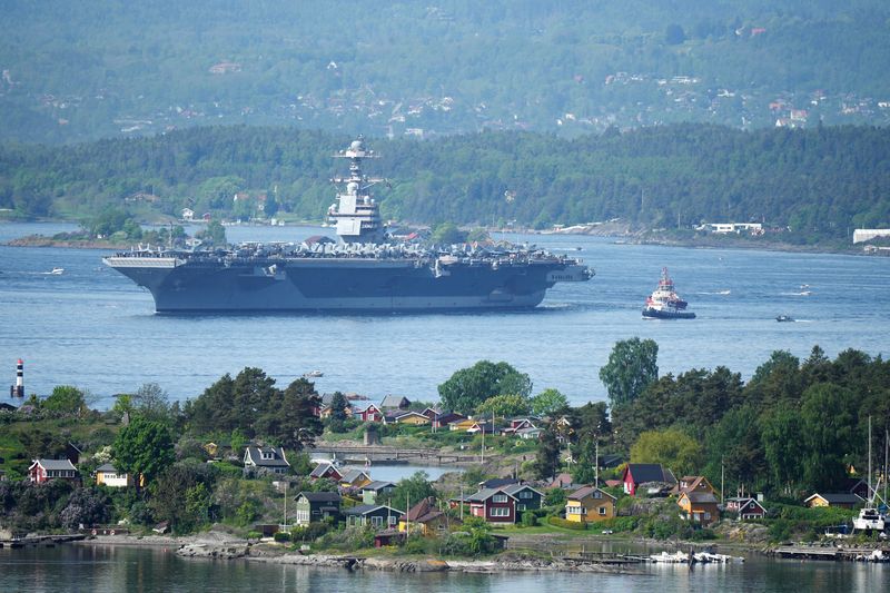 &copy; Reuters.  ５月２４日、世界最大の空母である米海軍の「ジェラルド・Ｒ・フォード」が、初めてノルウェーの首都オスロの港に入港した。写真は同日、オスロ・フィヨルドに入った同空母（２０２