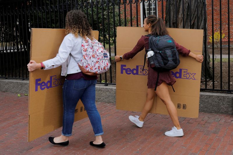 &copy; Reuters. FILE PHOTO: Students carry boxes to their dorms at Harvard University in Cambridge, Massachusetts, U.S., March 10, 2020.   REUTERS/Brian Snyder/