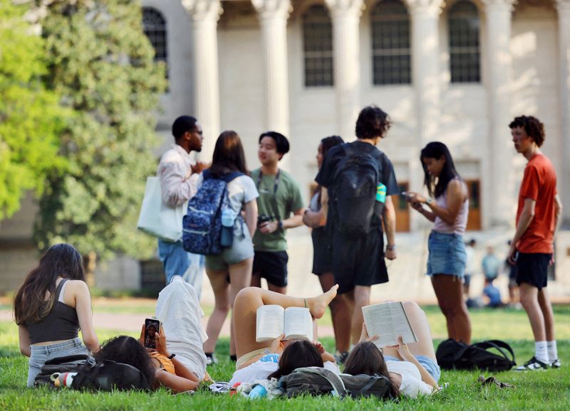 &copy; Reuters. FILE PHOTO: Members of the University of North Carolina?s diverse student body mingle on campus as the Supreme Court weighs the issue of race-conscious admissions to colleges, in Chapel Hill, North Carolina, U.S., April 5, 2023. REUTERS/Jonathan Drake