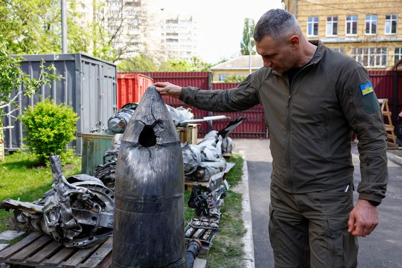 &copy; Reuters. FILE PHOTO: Kyiv Mayor Vitalii Klitschko shows a Kh-47 Kinzhal Russian hypersonic missile warhead, shot down by a Ukrainian Air Defence unit amid Russia's attack on Ukraine, at a compound of the Scientific Research Institute in Kyiv,  Ukraine May 12, 2023