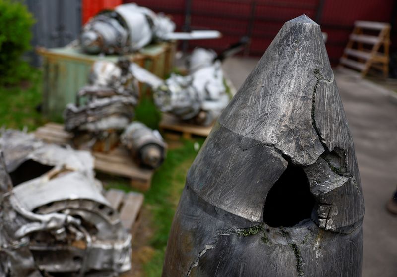 © Reuters. FILE PHOTO: A Kh-47 Kinzhal Russian hypersonic missile warhead, shot down by a Ukrainian Air Defence unit amid Russia's attack on Ukraine, is seen at a compound of the Scientific Research Institute in Kyiv,  Ukraine May 12, 2023. REUTERS/Valentyn Ogirenko