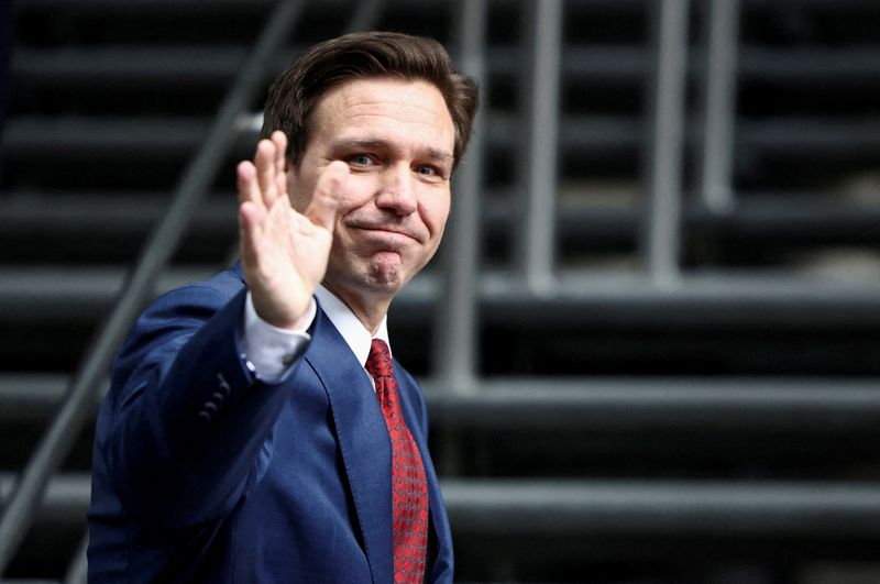 © Reuters. FILE PHOTO: Florida Governor Ron DeSantis leaves Lloyds Bank building at the City of London financial district, Britain April 28, 2023. REUTERS/Henry Nicholls/File Photo