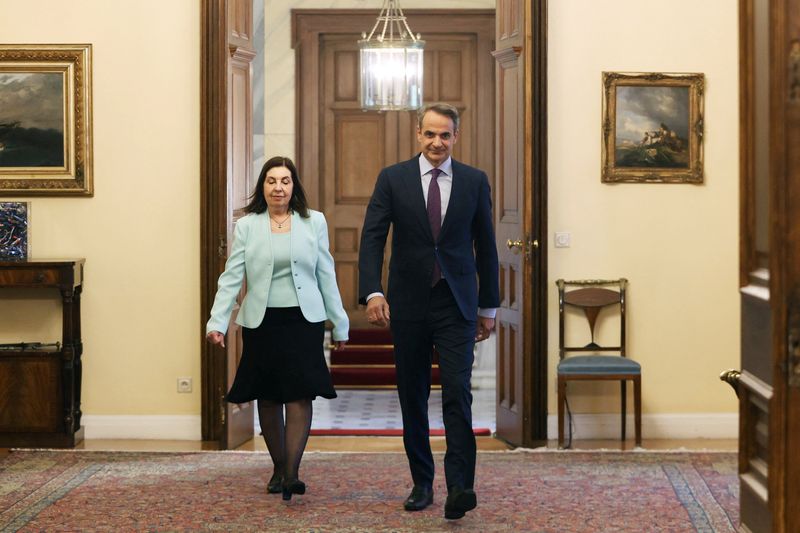 &copy; Reuters. Le Premier ministre sortant Kyriakos Mitsotakis entre dans le palais présidentiel pour rencontrer la présidente grecque Katerina Sakellaropoulou après les élections générales à Athènes, en Grèce. /Photo prise le 24 mai 2023/REUTERS/Louiza Vradi