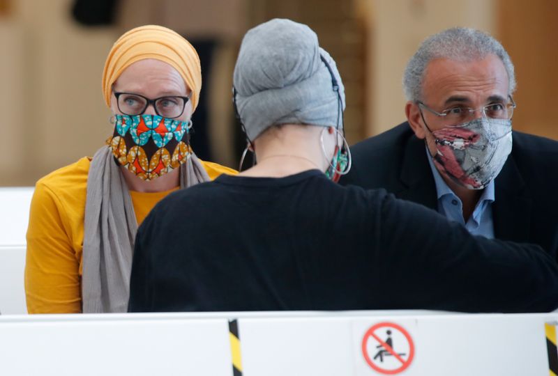 &copy; Reuters. FILE PHOTO: Swiss academic Tariq Ramadan, wearing a protective face mask, is seen with his wife Iman Ramadan during his trial at the Paris courthouse, France, September 16, 2020. REUTERS/Charles Platiau