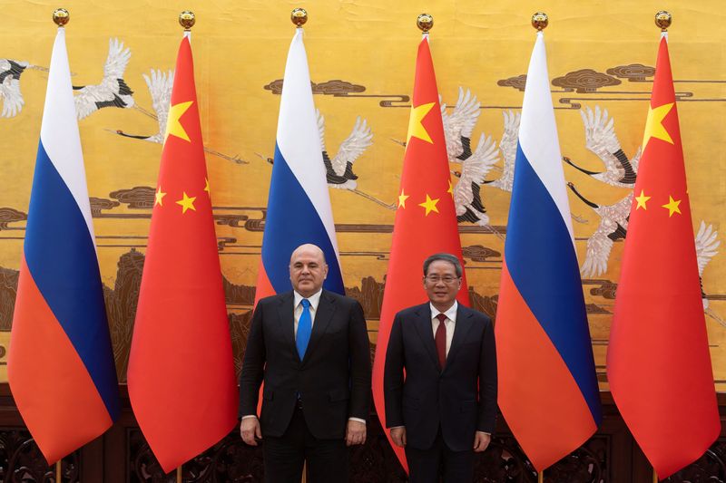 &copy; Reuters. Primeiro-ministro russo, Mikhail Mishustin, e premiê chinês, Li Qiang 
24/05/2023. REUTERS/Thomas Peter/Pool