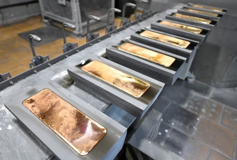 &copy; Reuters. FOTO DE ARCHIVO: Lingotes de oro puro al 99,99 por ciento se colocan en una sala de trabajo en la planta de metales preciosos Krastsvetmet en la ciudad siberiana de Krasnoyarsk