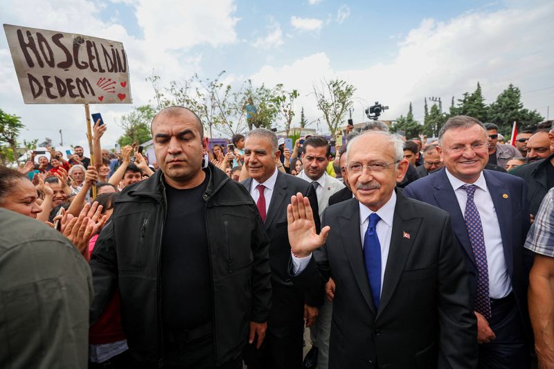 © Reuters. FILE PHOTO: Kemal Kilicdaroglu, presidential candidate of a six-party opposition alliance, visits a tent city in Antakya in the quake-hit Hatay province, Turkey May 23, 2023. Alp Eren Kaya/Republican People's Party/Handout via REUTERS 