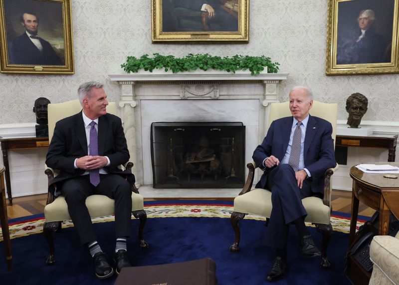 &copy; Reuters. Presidente dos EUA, Joe Biden, com o presidente da Câmara dos Deputados dos EUA, Kevin McCarthy no Salão Oval da Casa Branca
22/05/2023 REUTERS/Leah Millis