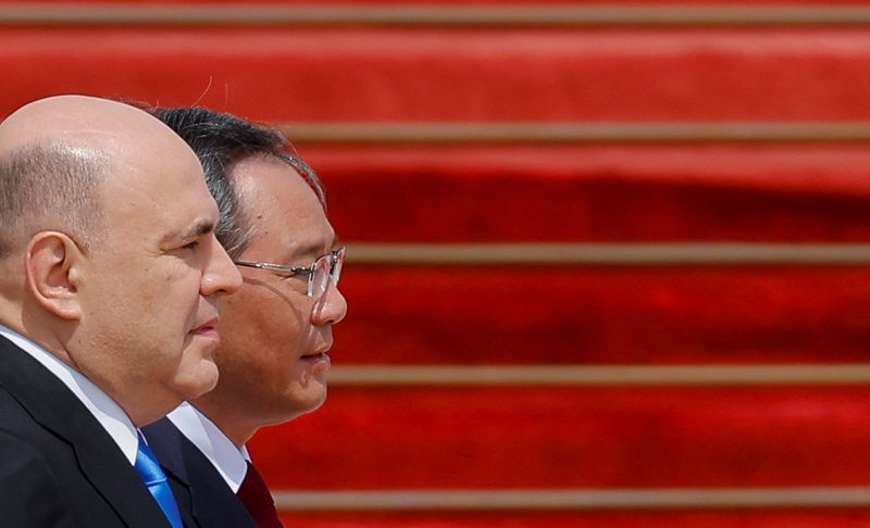 &copy; Reuters. Il primo ministro russo Mikhail Mishustin e il premier cinese Li Qiang partecipano a una cerimonia di benvenuto a Pechino, in Cina , il 24 maggio 2023 REUTERS/Thomas Peter/Pool