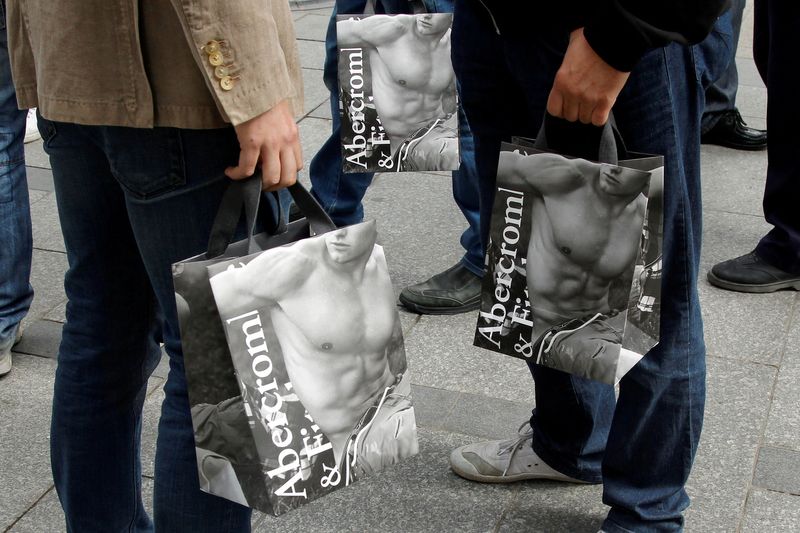 &copy; Reuters. Des acheteurs tiennent des sacs d'Abercrombie & Fitch à l'extérieur du magasin parisien de la société sur les Champs Elysées. /Photo d'archives/REUTERS/Benoit Tessier
