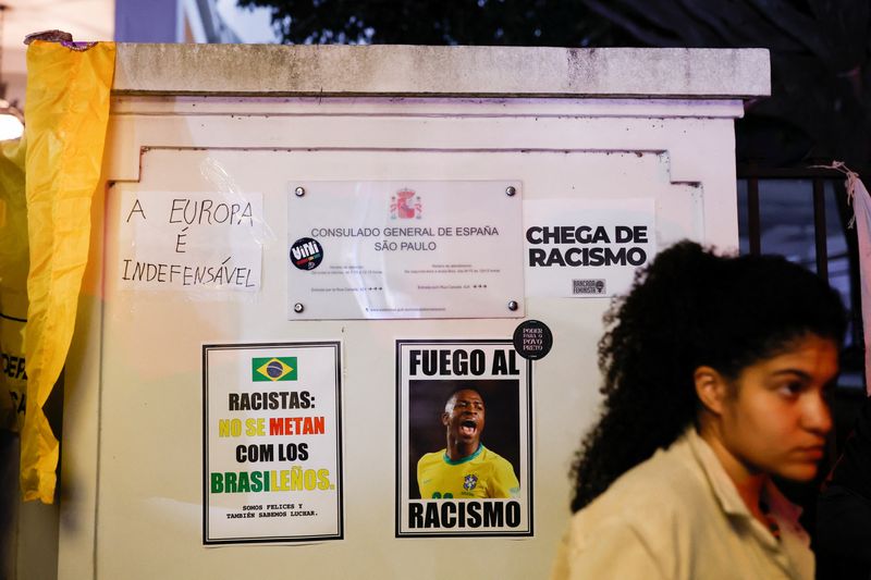 © Reuters. Pessoas protestam em solidariedade ao jogador de futebol do Real Madrid Vinicius Jr, que foi abusado racialmente durante uma partida do clube na Espanha, em São Paulo
23/05/2023
REUTERS/Amanda Perobelli