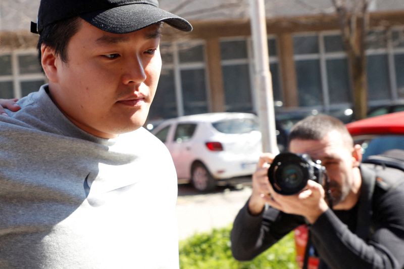 &copy; Reuters. FILE PHOTO: Do Kwon, the cryptocurrency entrepreneur, who created the failed Terra (UST) stablecoin, is taken to court in handcuffs, to face charges of forging official documents, in Podgorica, Montenegro, March 24, 2023. REUTERS/Stevo Vasiljevic 