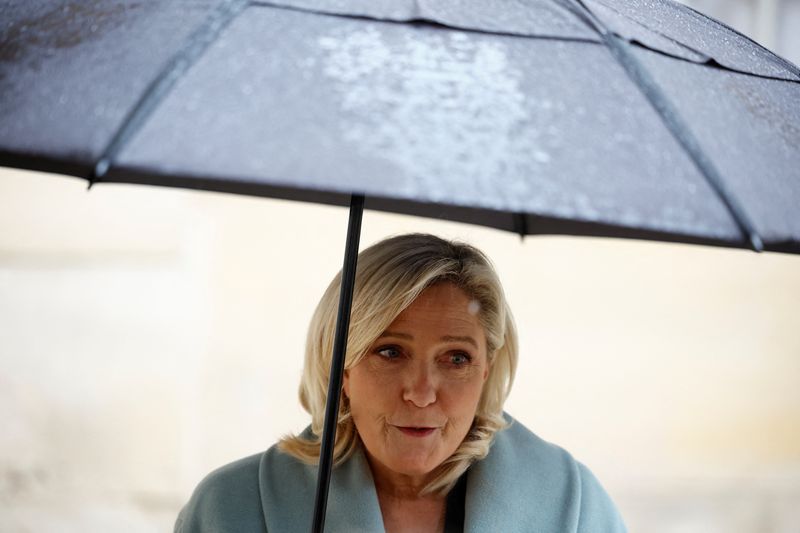 &copy; Reuters. Marine Le Pen, députée du groupe parlementaire du Rassemblement national (RN), parle aux journalistes  après une réunion avec Elisabeth Borne à l'hôtel Matignon. /Photo prise le 11 avril 2023/REUTERS/Sarah Meyssonnier 
