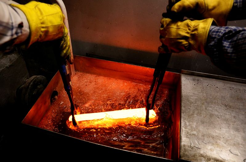 &copy; Reuters. Employees place an ingot of 99.98 percent pure palladium into water for cooling at a plant owned by Krastsvetmet, one of the world's biggest manufacturers of non-ferrous metals, in Krasnoyarsk, Russia April 9, 2019. REUTERS/Ilya Naymushin