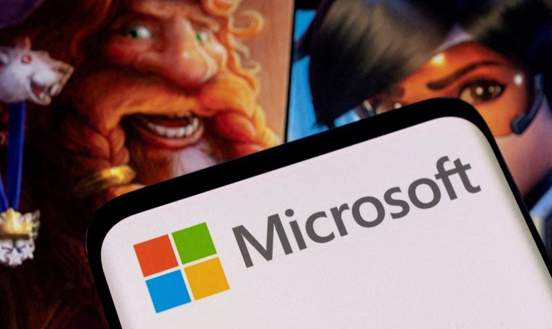 © Reuters. FILE PHOTO: Microsoft logo is seen on a smartphone placed on displayed Activision Blizzard's games characters in this illustration taken January 18, 2022. REUTERS/Dado Ruvic